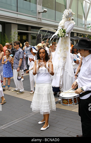 South American christlichen Hochzeit Kleid Parade außerhalb Festival Hall London Stockfoto