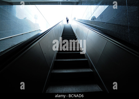 Rolltreppe, die die u-Bahnstation, Shanghai, China zu verlassen Stockfoto