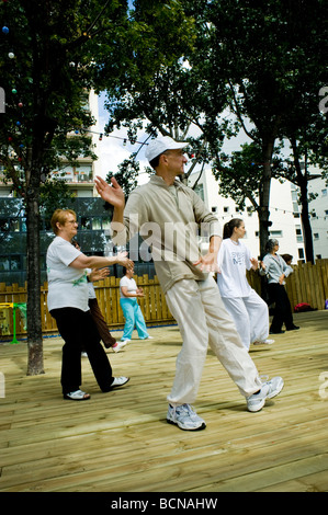 Paris, Frankreich, Seniorenaktivitäten Erwachsene üben die "chinesische Übung" "Tai Chi" bei den öffentlichen Veranstaltungen "Paris Plages" Sommerfest, französischer alter Mann Stockfoto