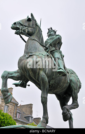 Statue von Bertrand du Guesclin befindet sich auf dem Hauptplatz Dinan Frankreich Stockfoto