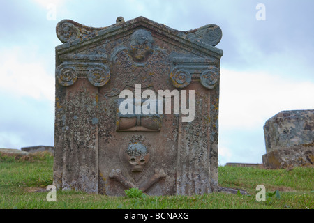 Geschnitzten Sanduhr und Schädel Details auf alten Grabstein Stockfoto