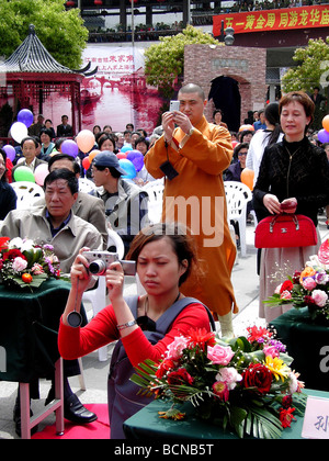 Gläubige und Mönch nehmen Foto der Zeremonie statt in Longhua Tempel, Shanghai, China Stockfoto