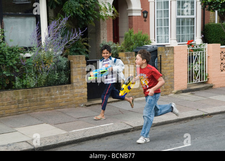 Kinder spielen in Brunswick Street Walthamstow London E17 England mit Pumppistolen 2009 2000s UK. HOMER SYKES Stockfoto