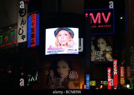 Große Werbung Bildschirme decken Fassaden im Stadtteil Shibuya Tokio Japan Stockfoto