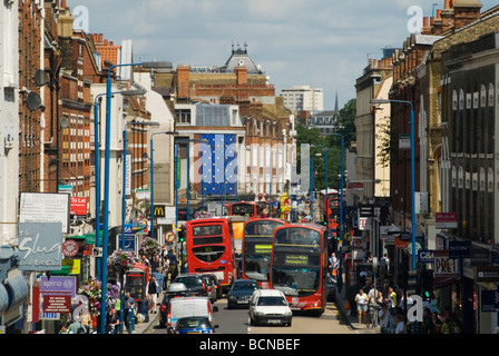 Putney High Street London Stau, rot Doppeldecker Busse Menschenmassen aus Shopping England 2000s HOMER SYKES Stockfoto