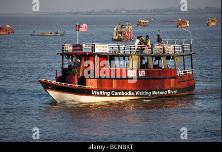Ausflugsboote am Tonle Sap Fluss Phnom Penh Kambodscha Stockfoto