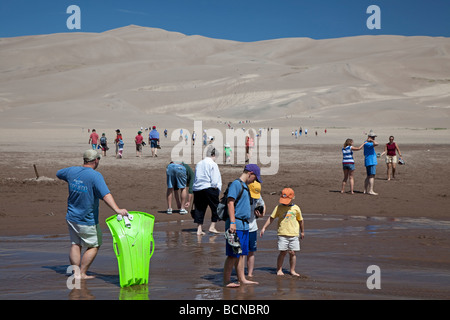 Mosca Colorado Urlauber entlang Medano Creek im Great Sand Dunes National Park Stockfoto