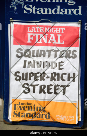 Hausbesetzer dringen Super Rich Straße Überschrift auf London Evening Standard Zeitung Plakatwand Stockfoto