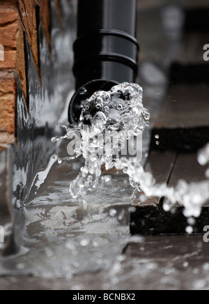 Regenwasser aus einem Abflussrohr in einem Haus in Worcestershire, UK Stockfoto