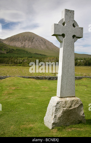 Keltisches Kreuz Grab Denkmal in Cill Chriosd Kirchhof mit Beinn Na Caillich (732m / 2401ft) hinter. Isle Of Skye, Schottland. Stockfoto