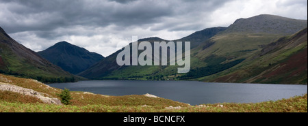 Panoramablick auf 'wast Wasser' und Scafell Pike im Lake District Stockfoto