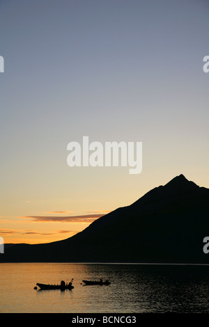 Boote vertäut im Loch Scavaig im Schatten der Gars-Bheinn in die Cuillin Berge von Elgol, Isle Of Skye, Schottland gesehen. Stockfoto