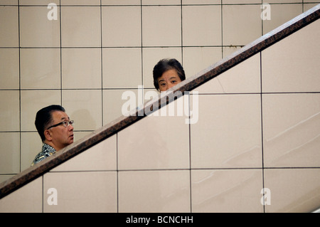 Commutesr auf ihrem Weg aus einer u-Bahn u-Bahnstation in Ginza-Viertel Tokio Japan Stockfoto