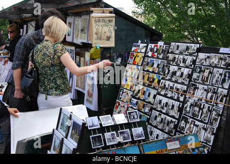 Shopping für Postkarten Paris Frankreich Stockfoto