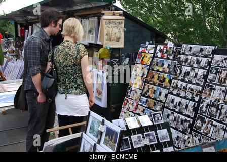 Shopping für Postkarten Paris Frankreich Stockfoto