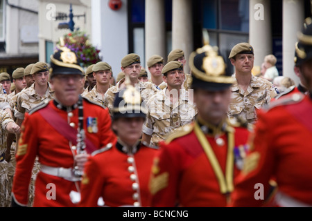 Die Kohema-Band (Princess of Wales Regiment) parade durch Guildford nach der Rückkehr von Touren in Afghanistan und im Irak. Stockfoto