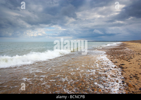 Stürmischen Bedingungen an der Küste von Suffolk zwischen Walberswick und Dunwich Stockfoto