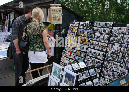 Shopping für Postkarten Paris Frankreich Stockfoto