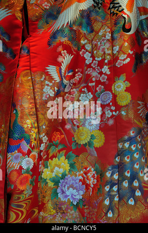 Detail von einem traditionellen japanischen roten Uchikake Kimono Kleid Stockfoto