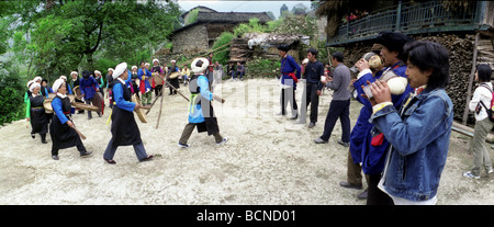 Ersu tibetischen Teilnahme an Ritualtanz während Huanshan Festival, Shimian, Ya'an, Szechwan-Provinz, China Stockfoto