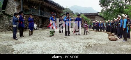 Ersu tibetischen Teilnahme an Ritualtanz während Huanshan Festival, Shimian, Ya'an, Szechwan-Provinz, China Stockfoto