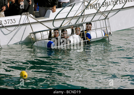 Menschen im Käfig Form Boot für Shark Cage diving im Meer Stockfoto