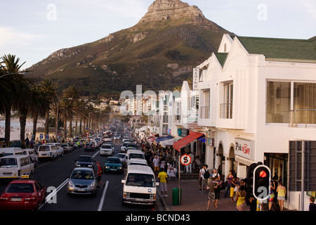 Straßenszene in Camps Bay in Kapstadt mit Lionshead im Hintergrund Stockfoto