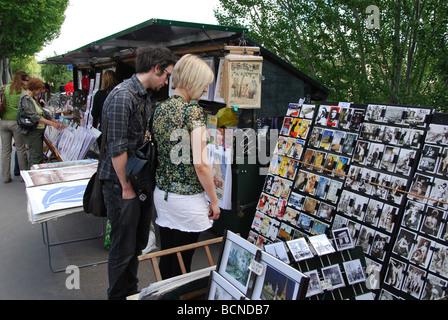 Shopping für Postkarten Paris Frankreich Stockfoto