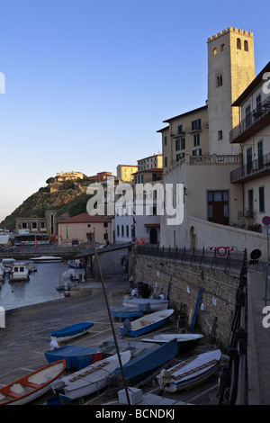 Die farbenfrohen Hafen in dem malerischen Fischerdorf Dorf von Piombino an der italienischen Küste (an der Vorderseite Insel Elba) Stockfoto