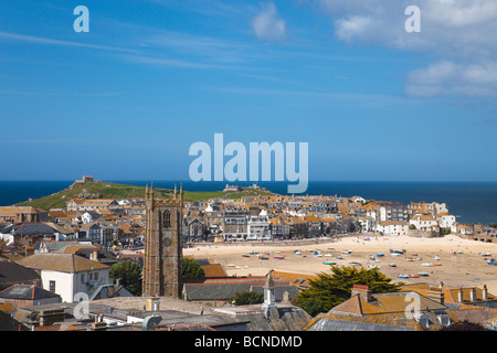 St Ives Hafen und Pfarrkirche in West Penwith Cornwall England UK United Kingdom GB Großbritannien britische ist Sonnenschein im Sommer Stockfoto