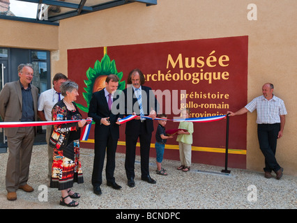 Durchschneiden des Bandes zur offiziellen Eröffnung des neu Musée Archéologique konvertiert / Archäologie-Museum - Martizay, Indre, Frankreich. Stockfoto