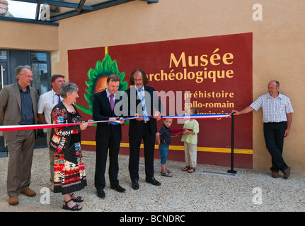 Durchschneiden des Bandes zur offiziellen Eröffnung des neu Musée Archéologique konvertiert / Archäologie-Museum - Martizay, Indre, Frankreich. Stockfoto