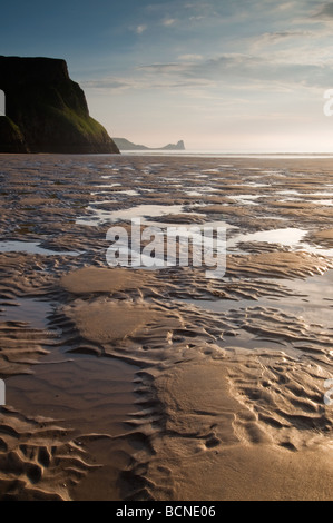 Blick nach Westen, entlang dem Strand von Rhossili Bay in Richtung Worms-Kopf Stockfoto