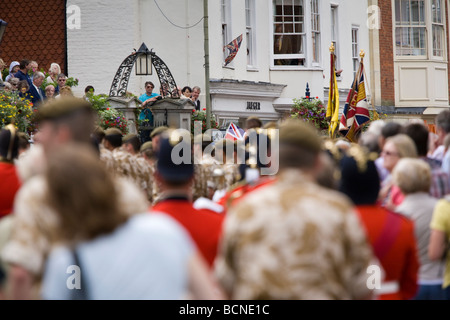 Die Kohema Band (Princess of Wales Regiment) und die Truppen bei einer Zeremonie in Guildford nach Reisen in Afghanistan und im Irak. Stockfoto