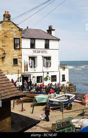 "Das Bay Hotel" am "Dock" in Robin Hoods Bay, North Yorkshire, England, UK. Stockfoto