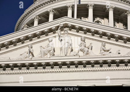 Minerva-Statue an der California Capitol Gebäude sie Bildung Justiz und Bergbau Statuen umgeben Stockfoto