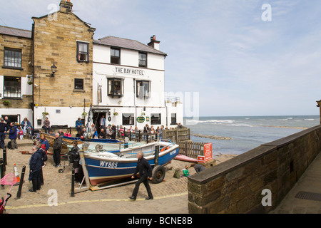 "Das Bay Hotel" in Robin Hoods Bay, North Yorkshire, England, UK. Stockfoto