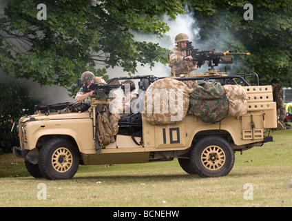 Brand Support Gruppe 16. Air Assault Brigate Soldaten bieten Deckung Feuer aus einem Landrover während ein Display am Colchester milit Stockfoto