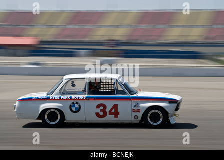 Ein 1968 BMW 2002 bei einem Oldtimer Rennevent. Stockfoto