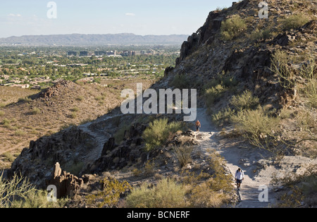 Wanderer erklimmen der Gipfel Trail von Piestewa Berg (ehemals Squaw Peak) in Phoenix Bergen bewahren, Phoenix, Arizona, USA Stockfoto