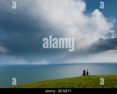 Dramatische Dusche Wolke über Radfahrer am Beachy Head Stockfoto