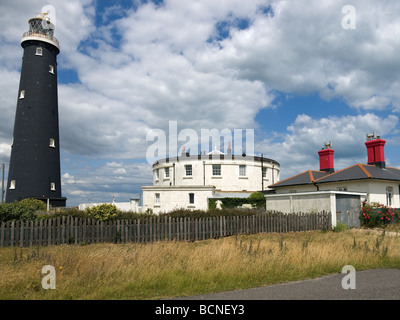 Den alten Leuchtturm und Tierpfleger Hütten an Dungeness Kent Leuchtturm wurde im Jahre 1904 eröffnet und geschlossen im Jahr 1960 Stockfoto