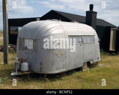 Klassische Vintage Airstream amerikanischen Anhänger Wohnwagen geparkt bei Dungeness in Kent 2009 Stockfoto