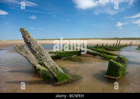 Holz-Schiffswrack am Strand von Ainsdale am Meer, North West England Stockfoto