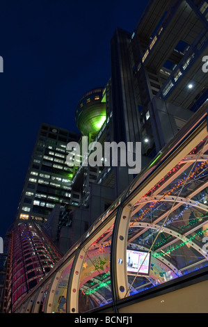 Das Fuji TV Gebäude mit seiner schwebenden Kuppel aus Titan in Odaiba Bezirk Tokio Japan Stockfoto