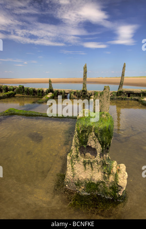 Holz-Schiffswrack am Strand von Ainsdale am Meer, North West England Stockfoto