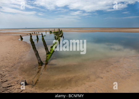 Holz-Schiffswrack am Strand von Ainsdale am Meer, North West England Stockfoto