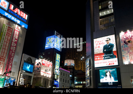 Neonlichter und Werbung Zeichen umfassen Fassaden im Shimbashi Bezirk Tokio Japan Stockfoto