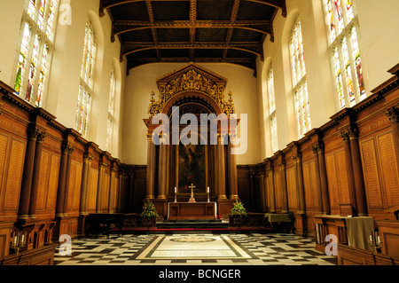 Trinity College Chapel, zeigt der Altar und Krieg-Denkmal Cambridge England Uk Stockfoto