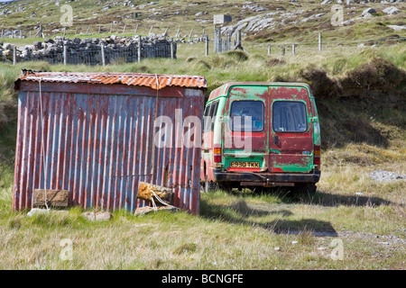 Passenden van und Schuppen auf der Insel Berneray, Schottland Stockfoto